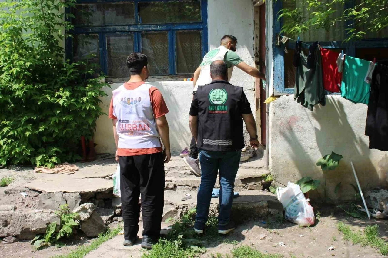 Umut Kervanı Ağrı Derneği yüzlerce aileye kurban eti dağıttı

