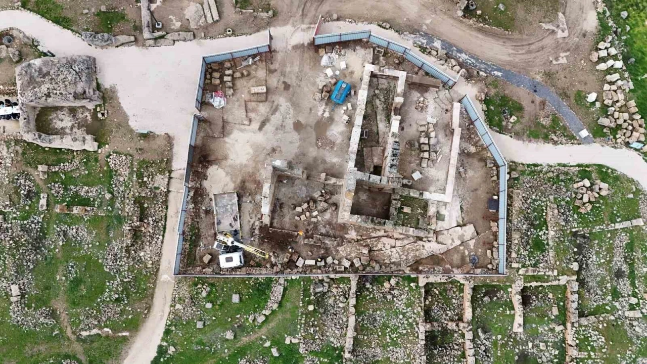 UNESCO Dünya Mirası Geçici Listesi’nde yer alan Zerzevan Kalesi’nde restorasyon çalışmaları devam ediyor
