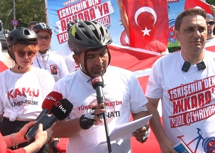 ÜNİPERSEN üyeleri Eskişehir’den Ankara’ya pedal çevirdi
