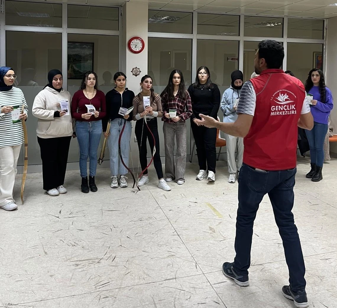 &Uuml;niversite &ouml;ğrencileri bağımlılıkla m&uuml;cadele kapsamında bilgilendirildi
