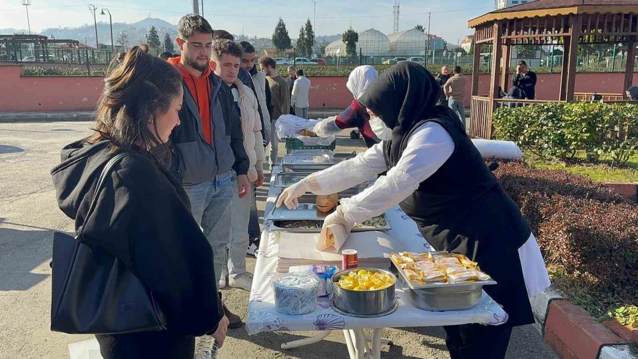 &Uuml;niversite &ouml;ğrencileri hamsi festivaliyle moral depoladı
