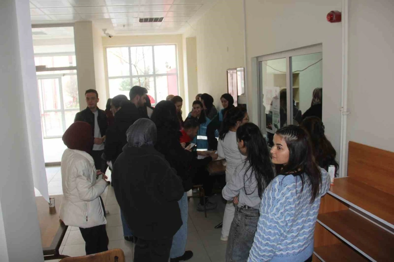 Üniversite öğrencileri kan bağışı için sıraya girdi
