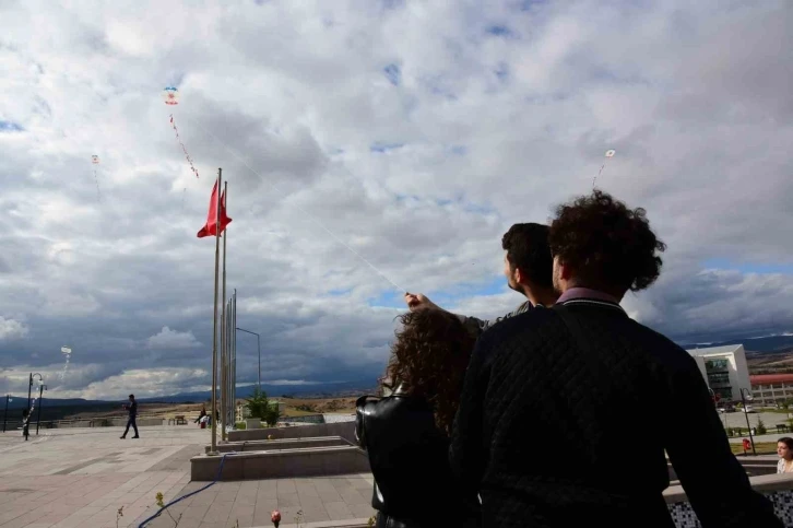 &Uuml;niversite &ouml;ğrencileri u&ccedil;urtma şenliğinde eğlendi
