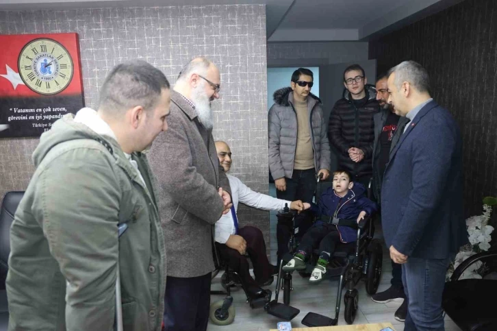 &Uuml;niversite &ouml;ğrencileri ve &ouml;ğretmenlerinden &ouml;rnek davranış
