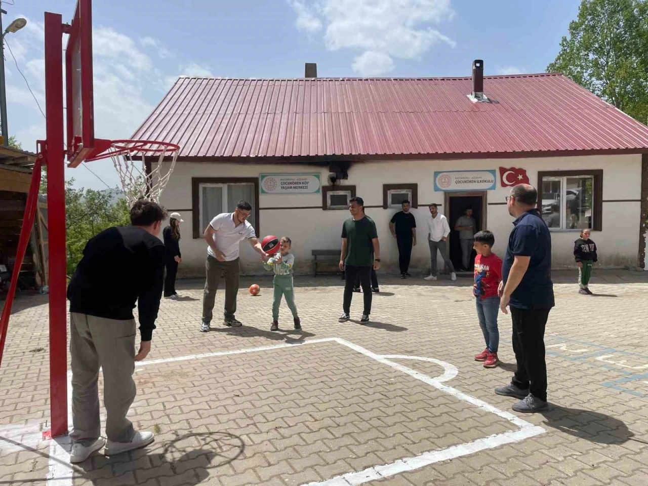 Üniversite öğrencilerinden köy okuluna anlamlı destek
