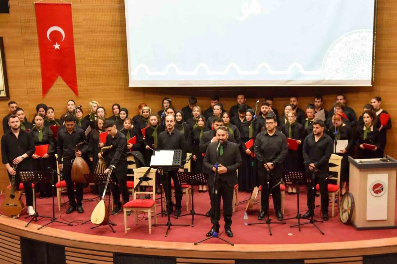 &Uuml;niversite &ouml;ğrencilerinden oluşan korunun konseri b&uuml;y&uuml;k beğeni topladı
