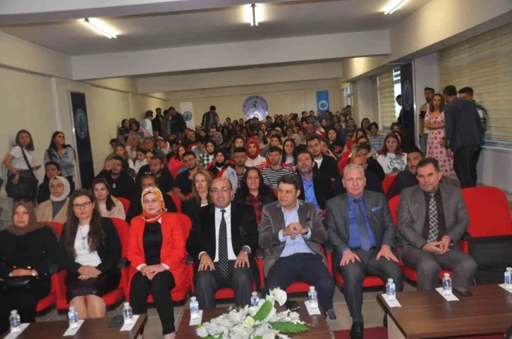 &Uuml;niversite &ouml;ğrencilerine oryantasyon eğitimi
