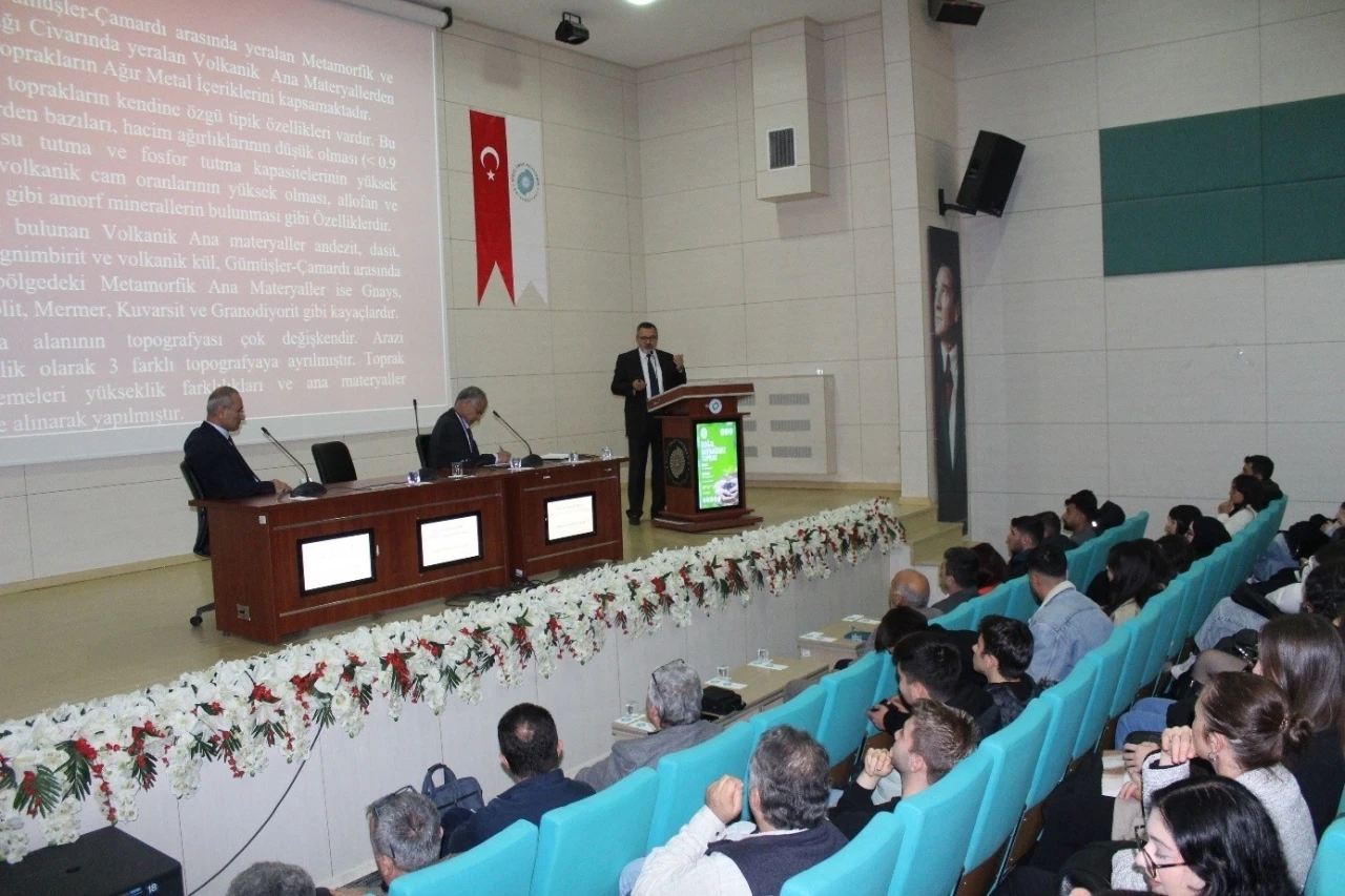 Üniversite öğrencilerine toprağın hayati rolü anlatıldı
