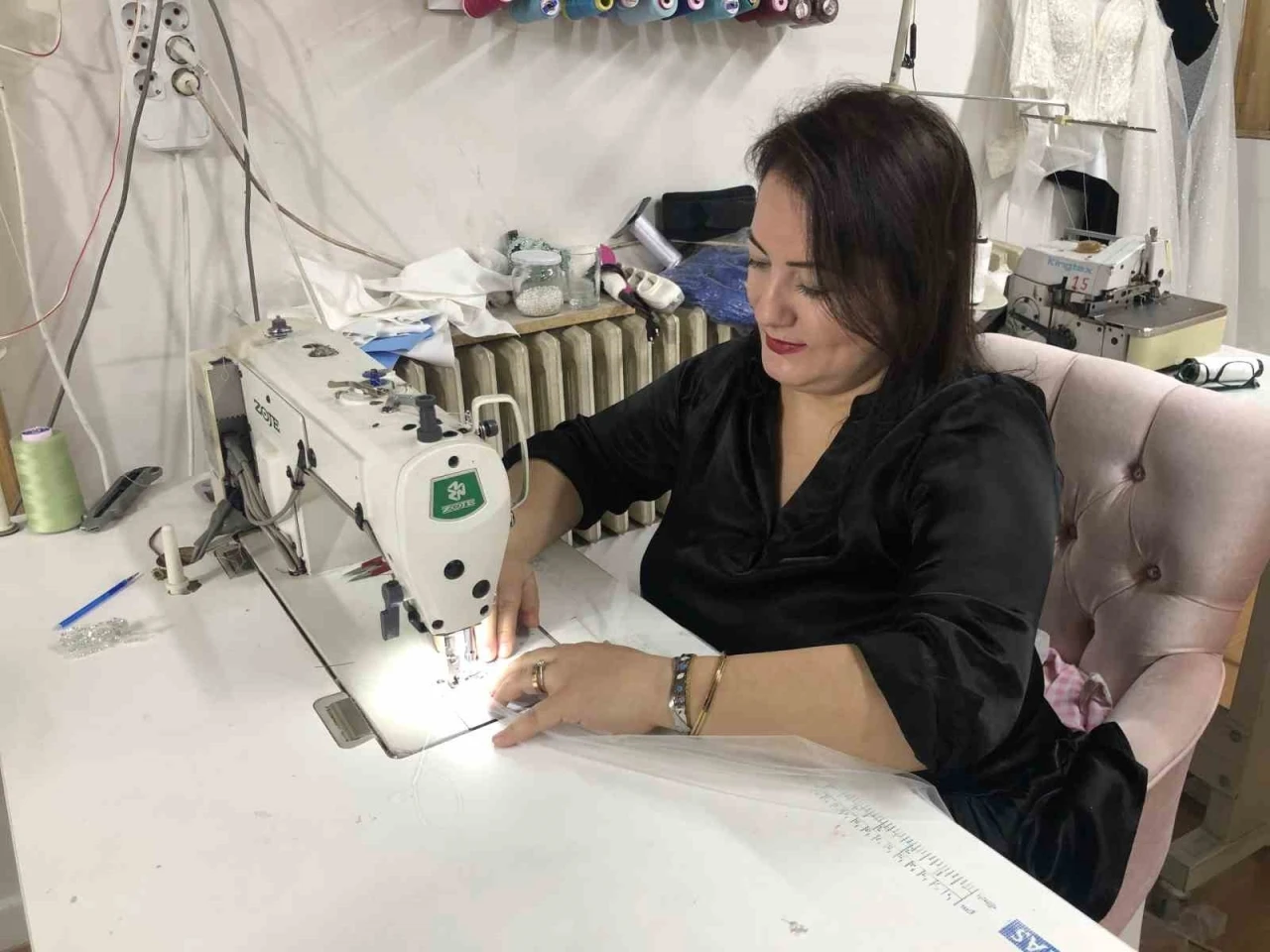 Üniversite okuyup edindiği mesleğini bırakıp gelinlikçi oldu
