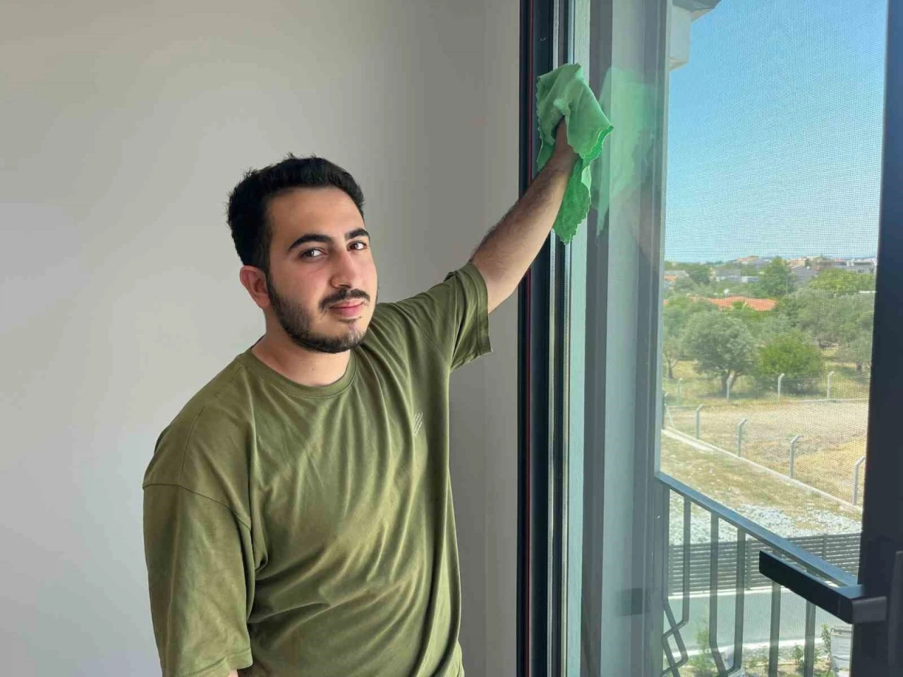 Üniversite sıralarından ev temizliğine: &quot;Öğrenci İşleri Temizlik&quot;
