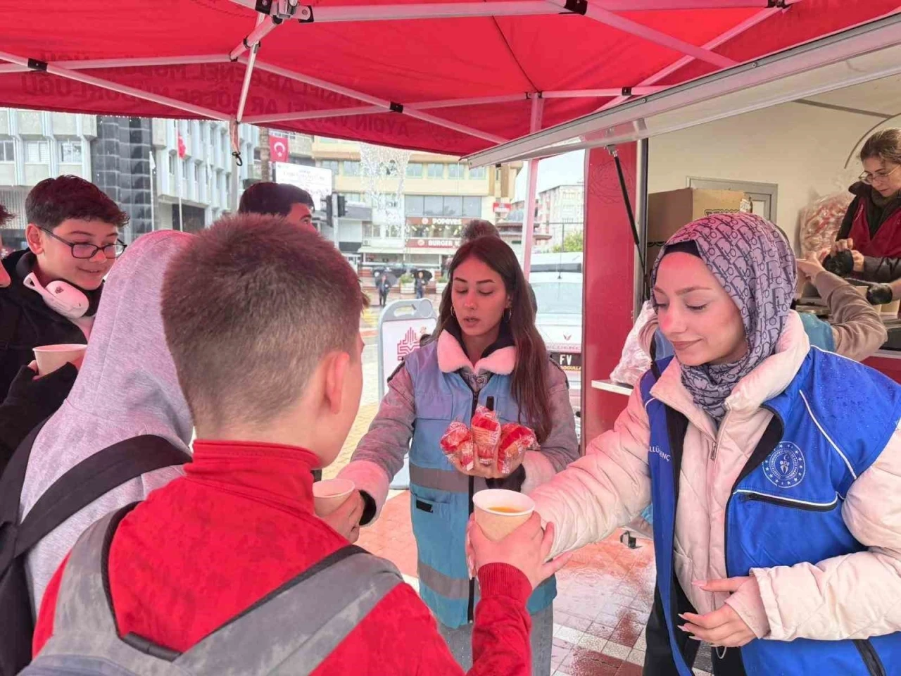 Üniversiteli gençler gönüllülüğe dikkat çekti
