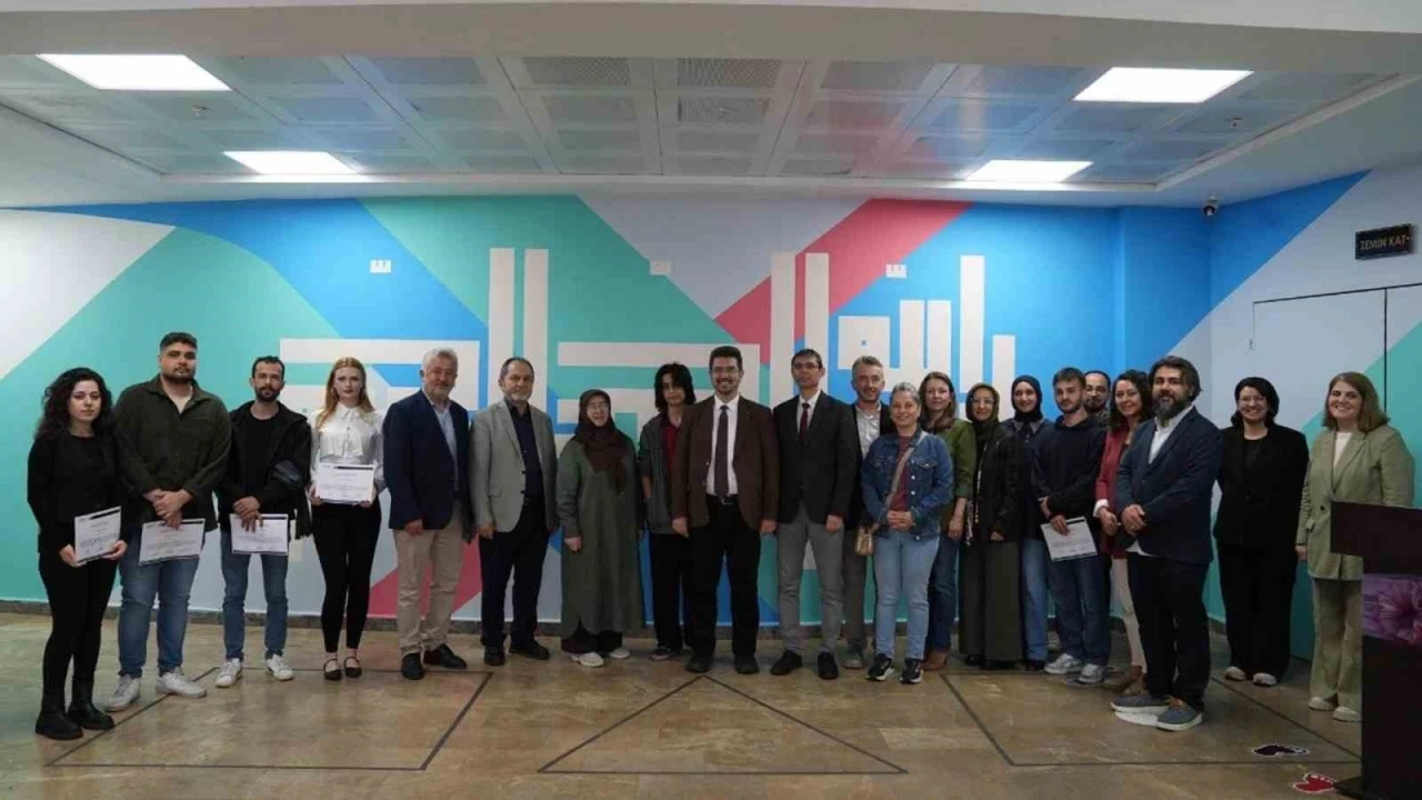 &Uuml;niversiteli gen&ccedil;ler okul duvarlarını sanatla buluşturdu
