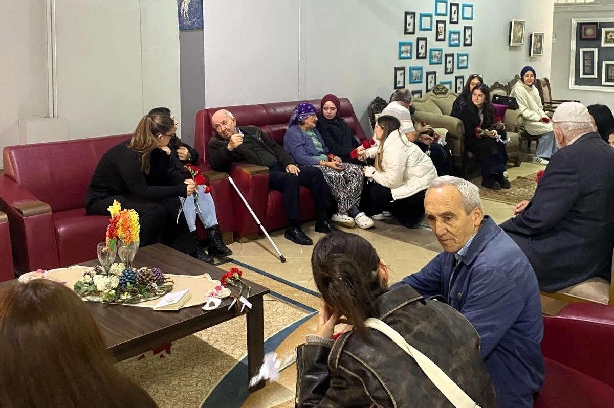 &Uuml;niversiteli gen&ccedil;lerden huzurevi ziyareti
