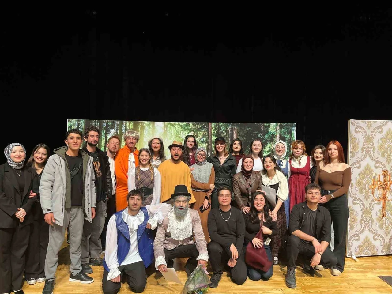 &Uuml;niversiteli gen&ccedil;lerin &rsquo;Zoraki Hekim&rsquo; oyunu ayakta alkışlandı
