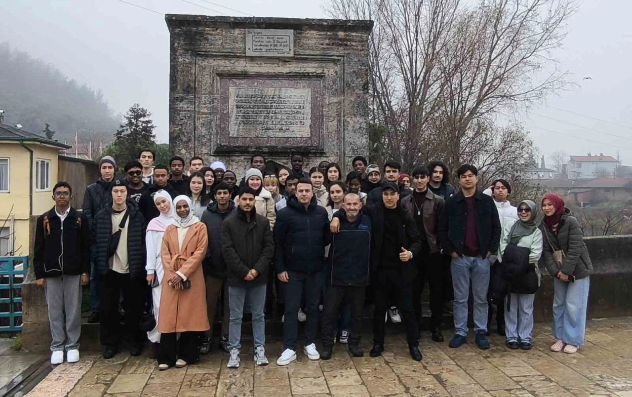 &Uuml;niversiteli &ouml;ğrenciler tarihi ve doğal mekanları keşfetti
