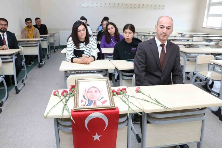 &Uuml;niversiteli Semanur gidemediği okulunda dualarla anıldı
