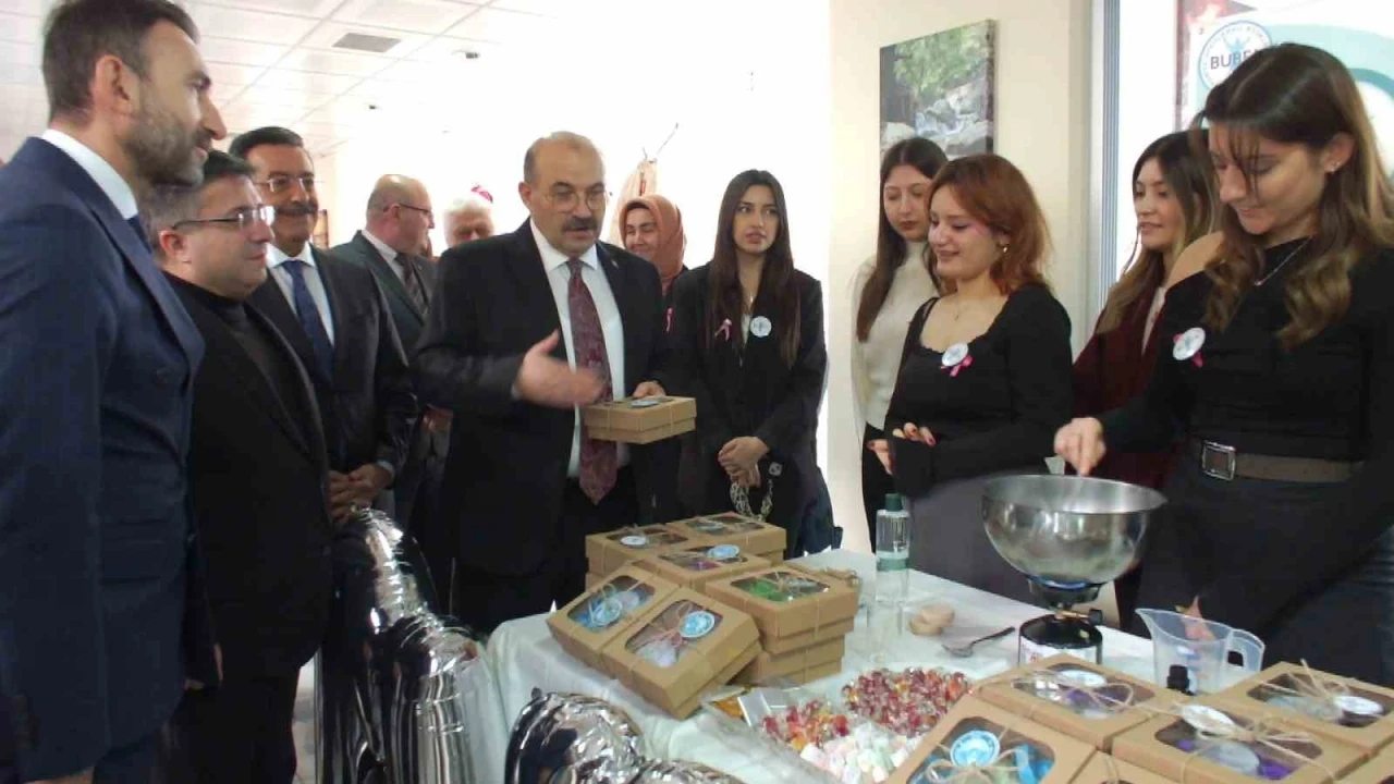 &Uuml;niversiteliler 30 projenin tanıtımını yaptı
