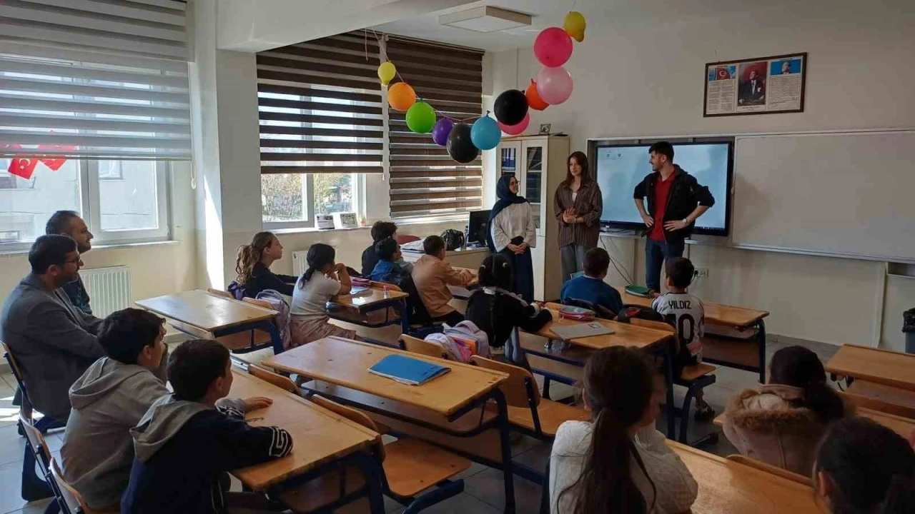 &Uuml;niversiteliler miniklere zorbalıkla baş etmeyi anlattı
