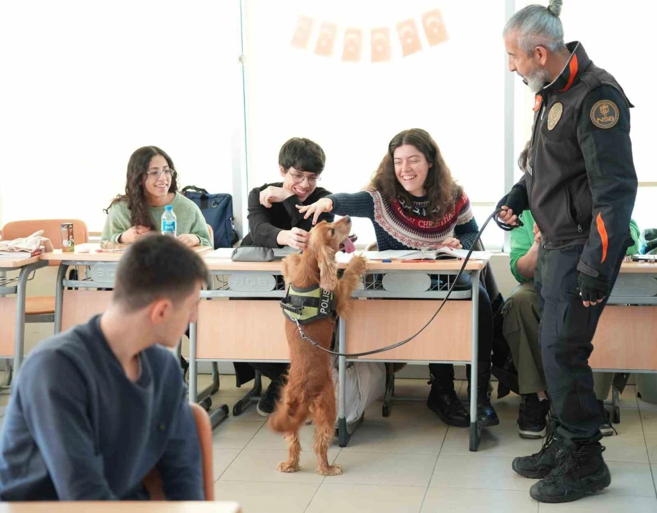 &Uuml;niversitelilerin ilgi odağı narkotik k&ouml;peği "Leo" oldu

