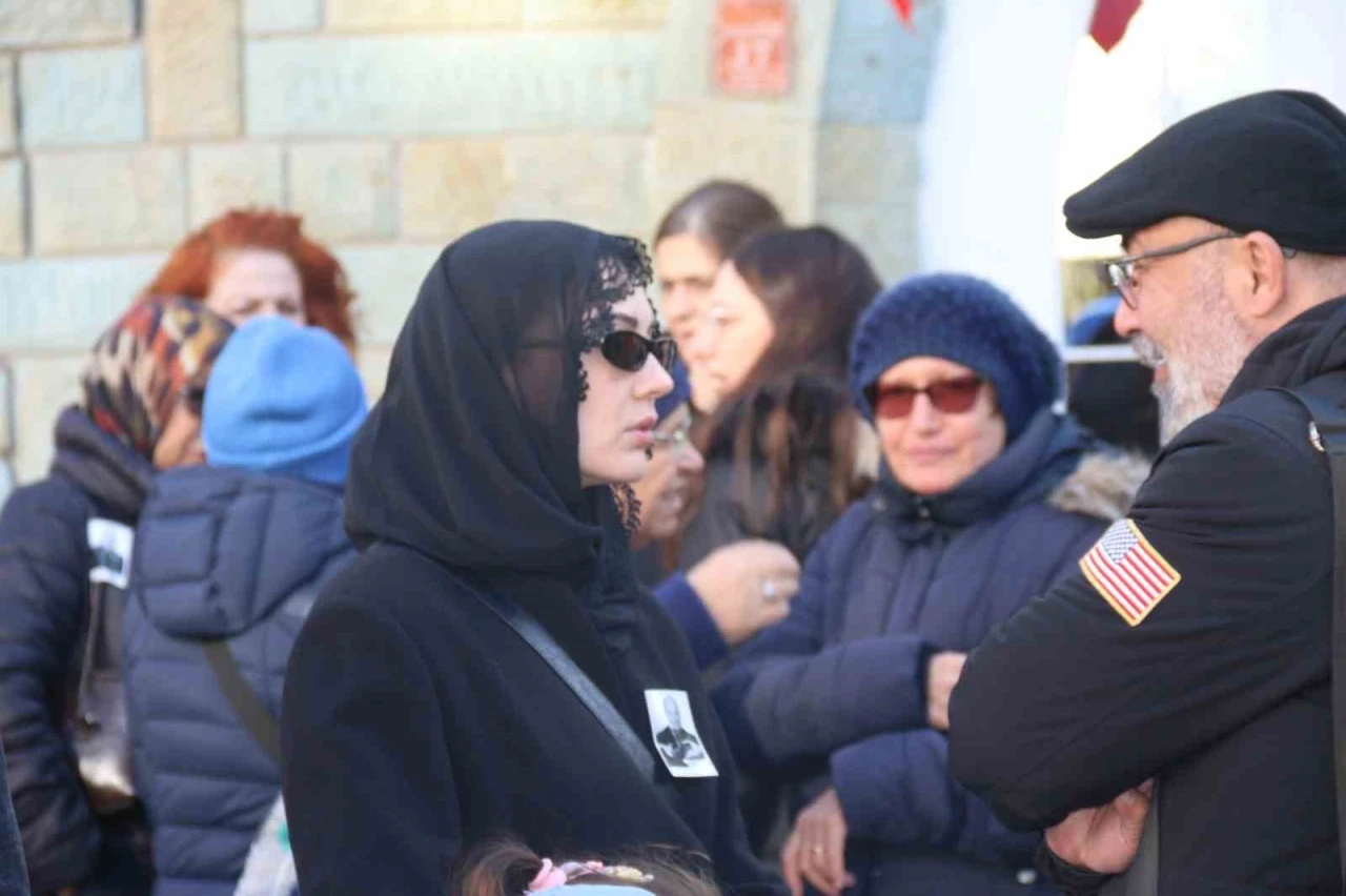 Ünlü oyuncu Burcu Özberk’in dedesi son yolculuğuna uğurlandı
