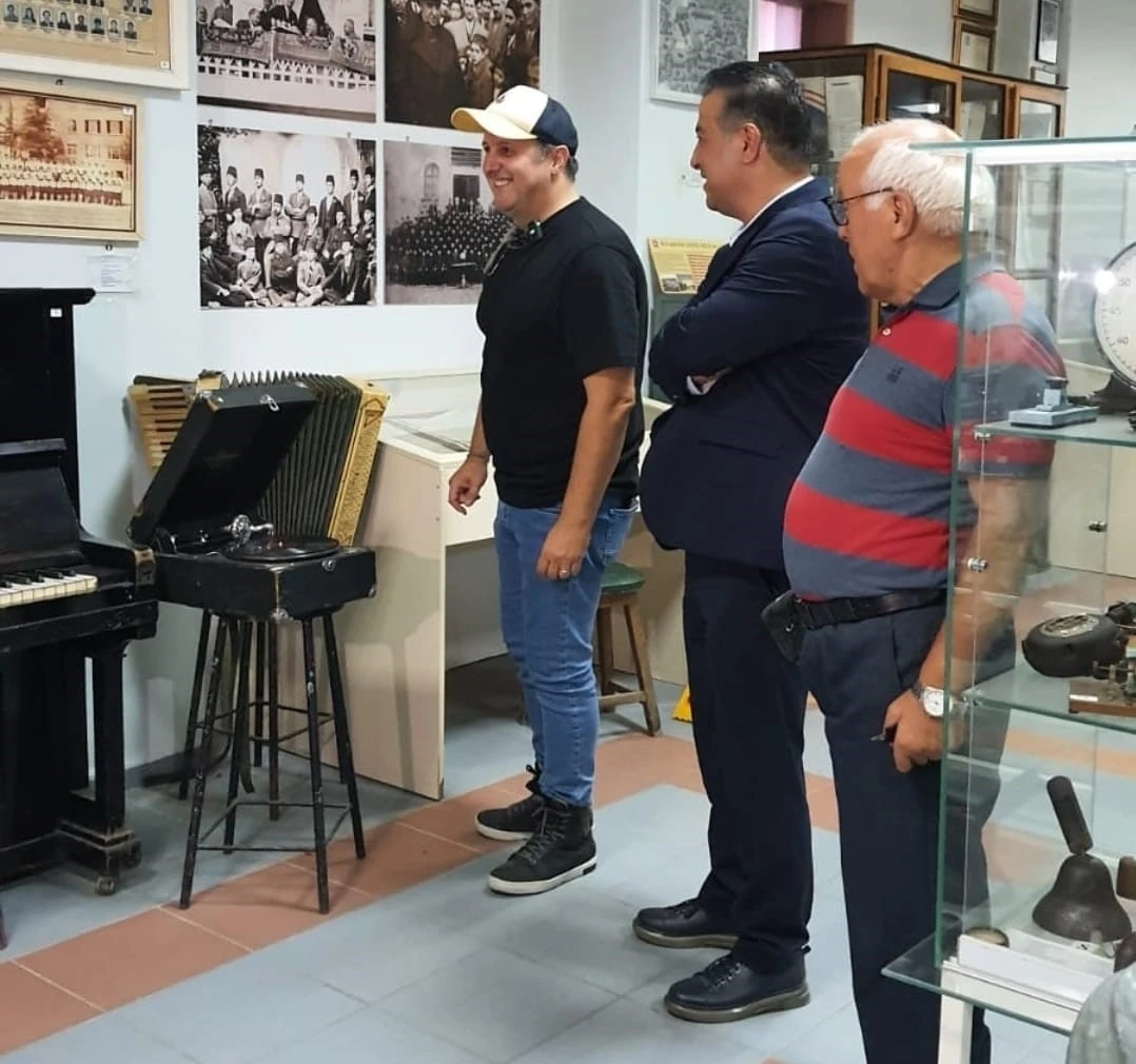 Ünlü oyuncu İlker Ayrık’tan Balıkesir Lisesi’ne ziyaret
