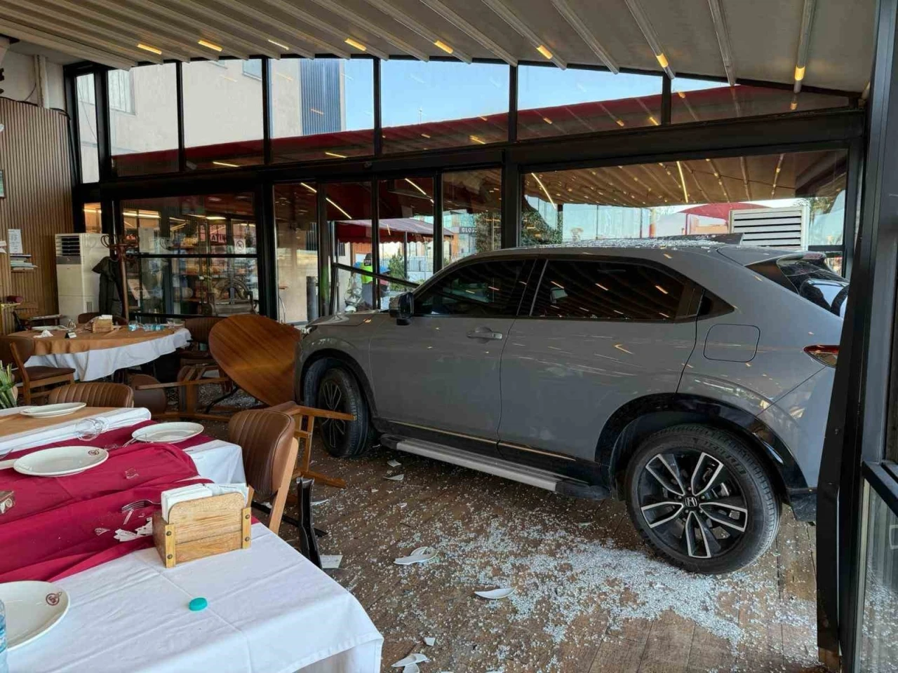 &Uuml;nl&uuml; sanat&ccedil;ı Cahit Berkay&rsquo;ın aracıyla daldığı restoranın işletmecisi o anları anlattı
