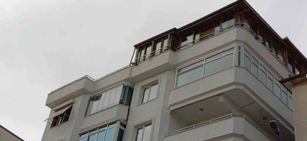 Ünlü sanatçı Güllü evinin terasından düşerek hayatını kaybetti
