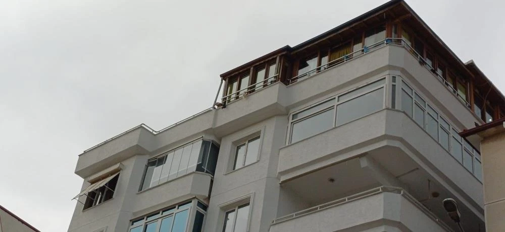 Ünlü Sanatçı Güllü Terasından Düştü
