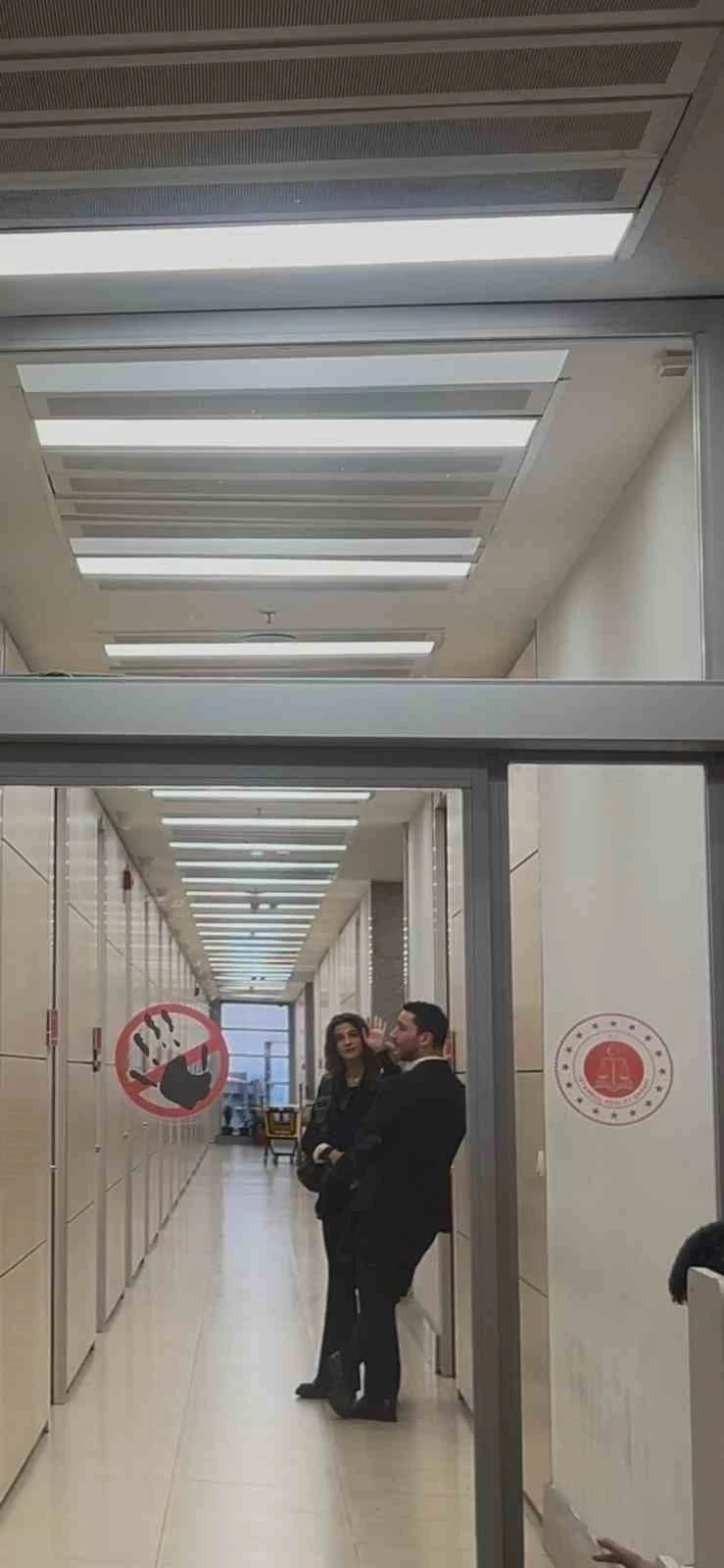 &Uuml;nl&uuml;lere y&ouml;nelik uyuşturucu soruşturması kapsamında oyuncu Berrak T&uuml;z&uuml;nata&ccedil; ifade vermeye geldi
