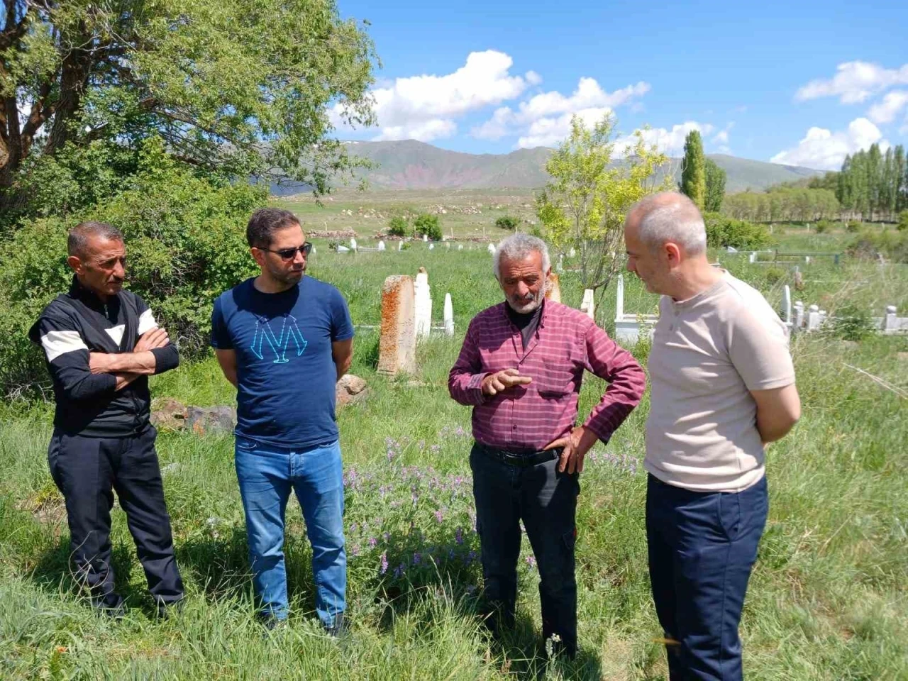 Unutulan kahramanın mezarı sessizliğe gömülüyor
