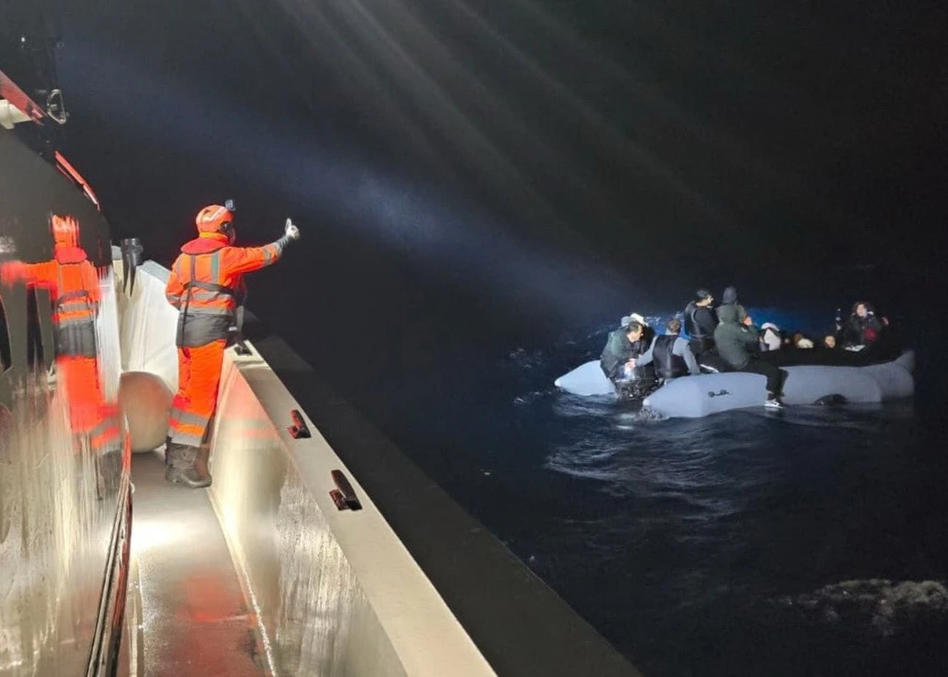 Urla a&ccedil;ıklarında lastik bottaki 24 d&uuml;zensiz g&ouml;&ccedil;men kurtarıldı
