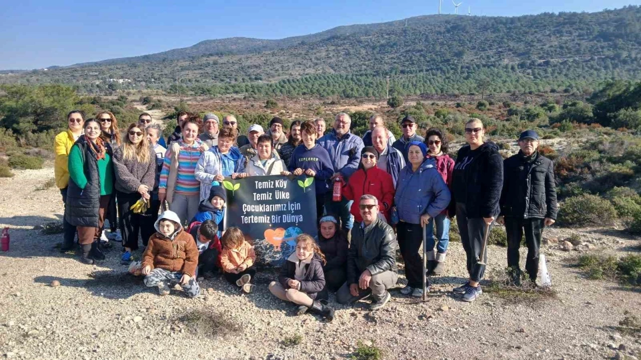 Urla’da yanan orman için umut yeşerdi: 500 meşe palamudu toprakla buluştu
