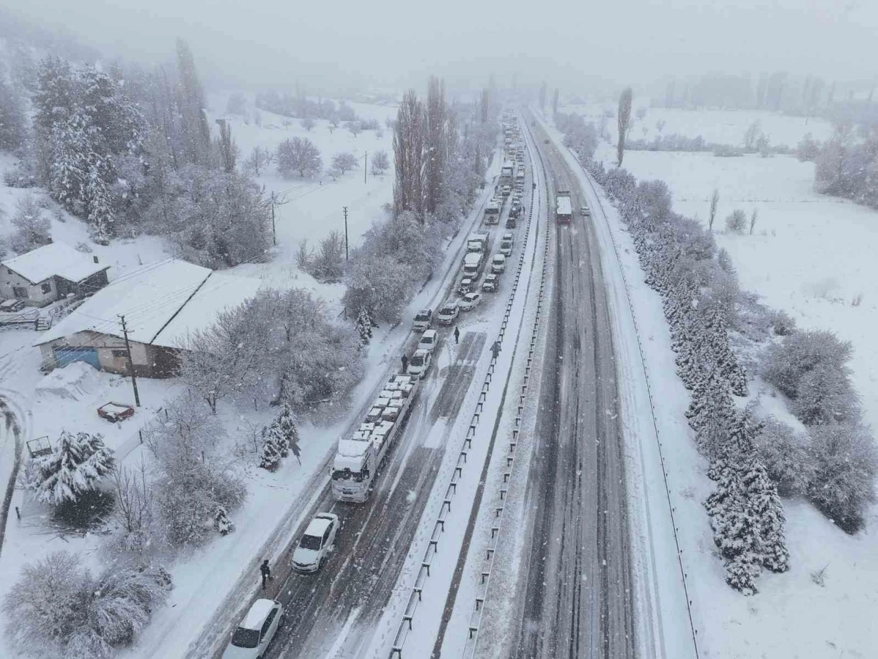 Uşak-Ankara karayolu 3 saat trafiğe kapandı
