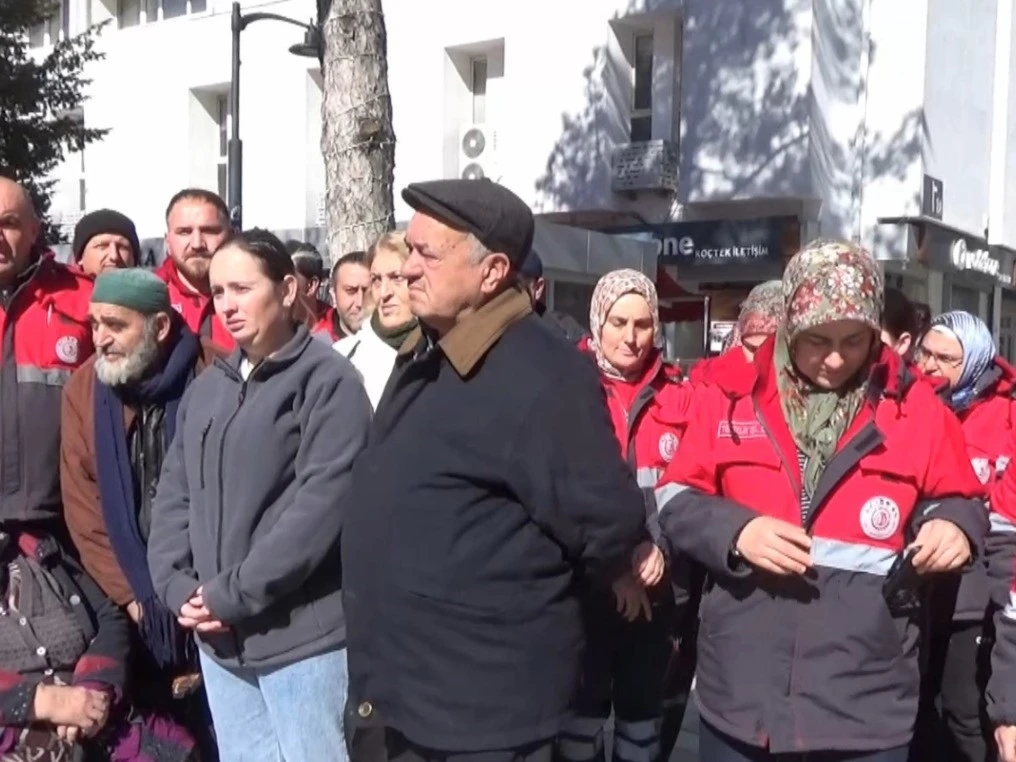 Uşak Belediyesi personeli, hasta iki kardeş i&ccedil;in harekete ge&ccedil;ti
