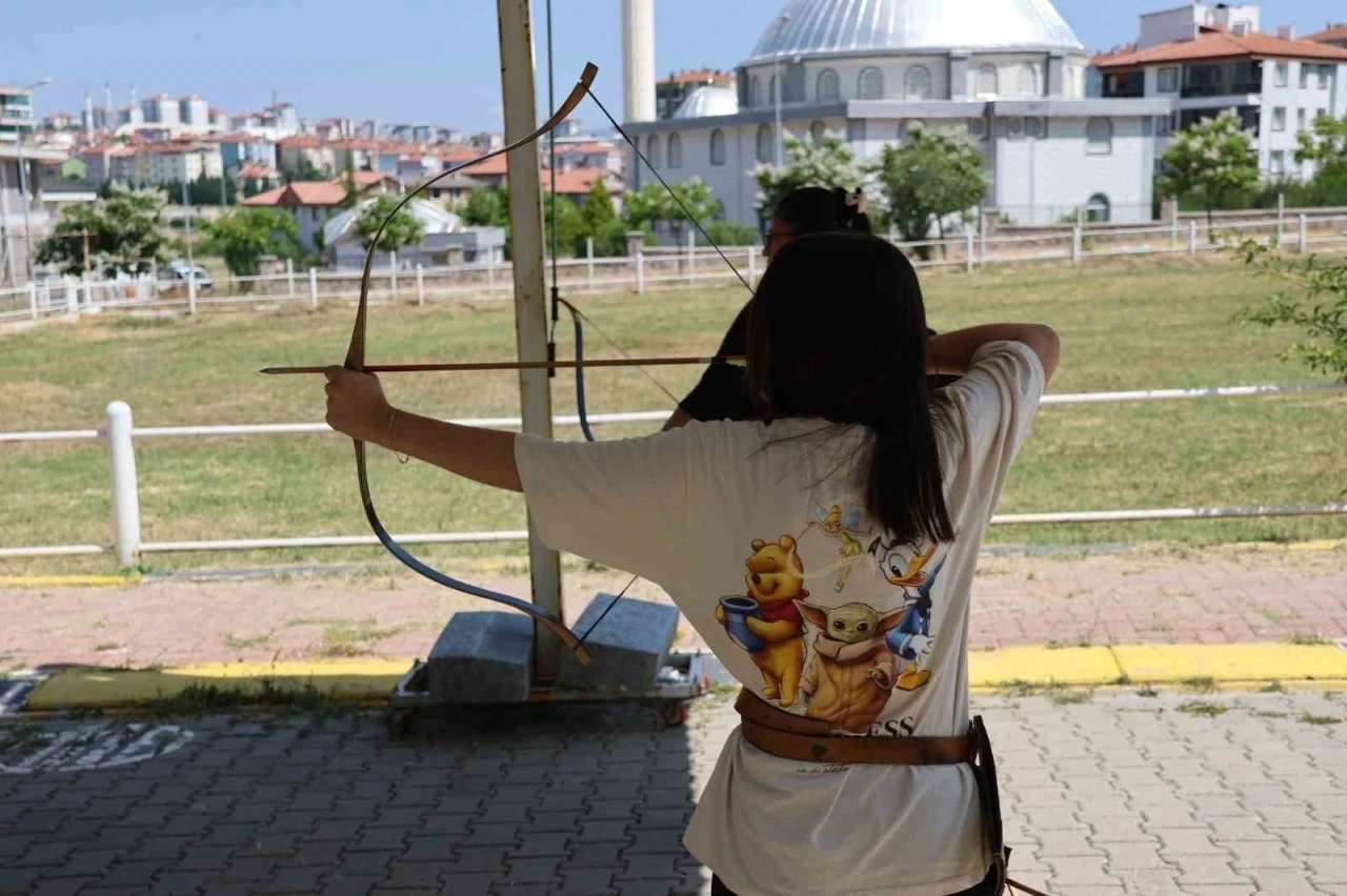 Uşak Belediyesi yaz spor okullarında eğlenceli aktiviteler s&uuml;r&uuml;yor
