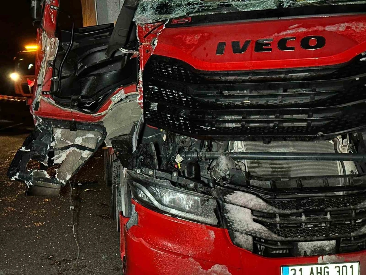 Uşak&rsquo;ta 2 tır &ccedil;arpıştı: 1 yaralı
