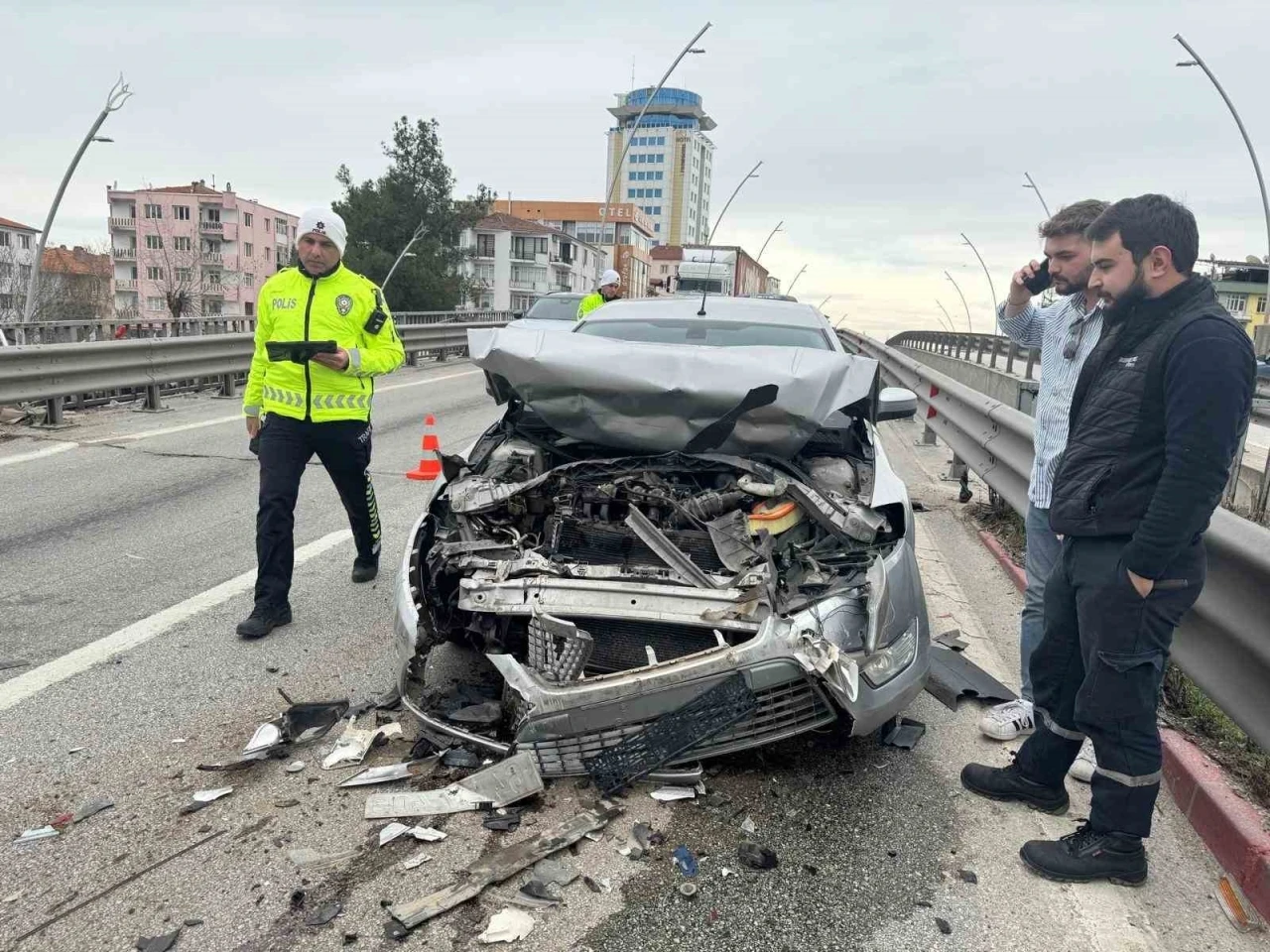 Uşak&rsquo;ta 3 otomobil &ccedil;arpıştı: 4 yaralı
