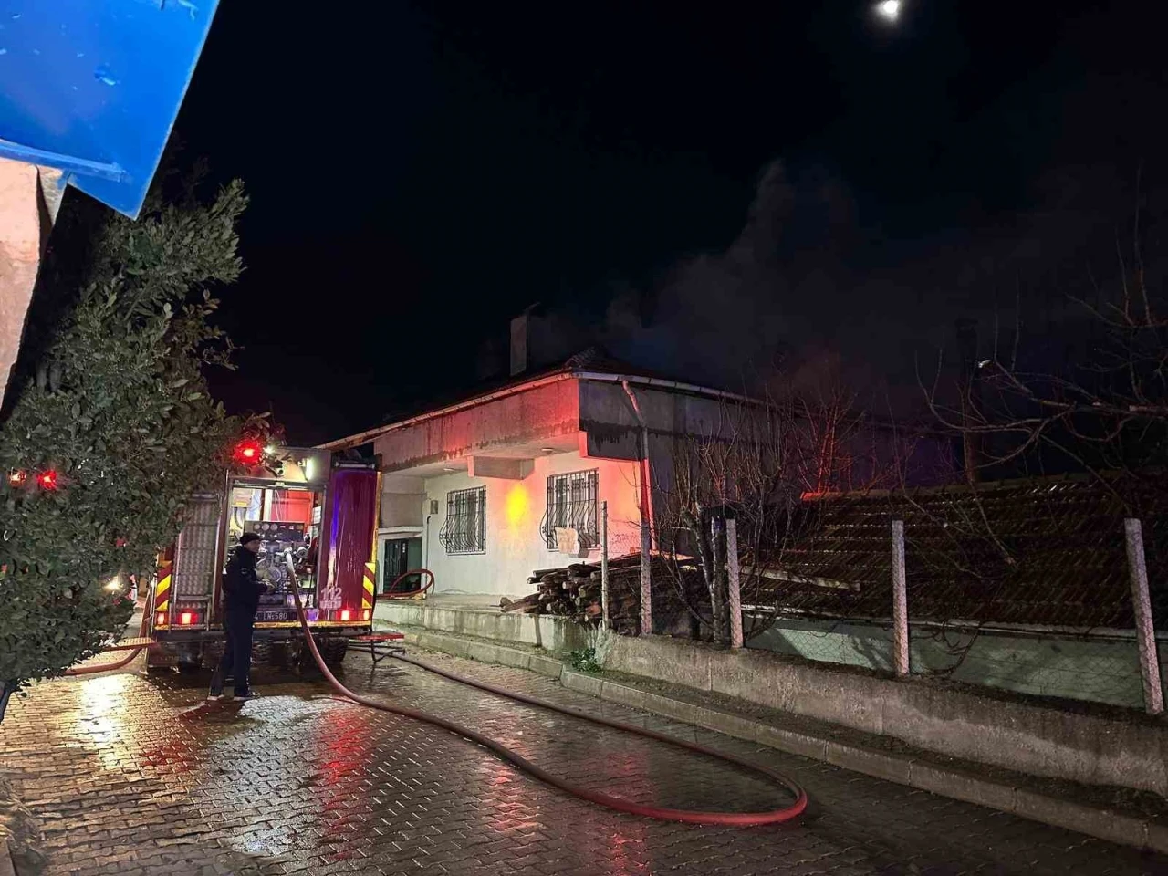 Uşak&rsquo;ta &ccedil;atı yangını paniğe neden oldu
