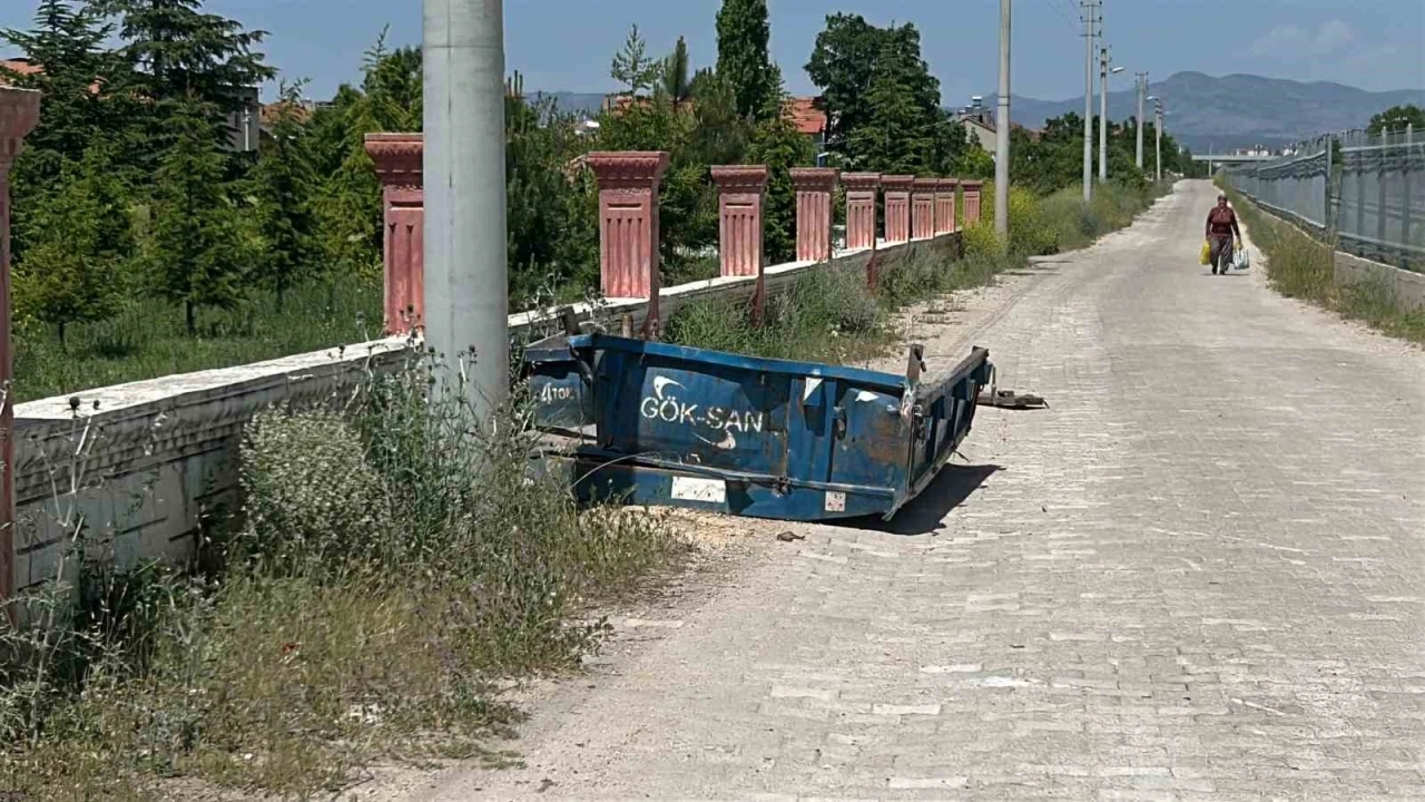 Uşak’ta hemzemin geçitte traktör ile tren çarpıştı: 1 yaralı
