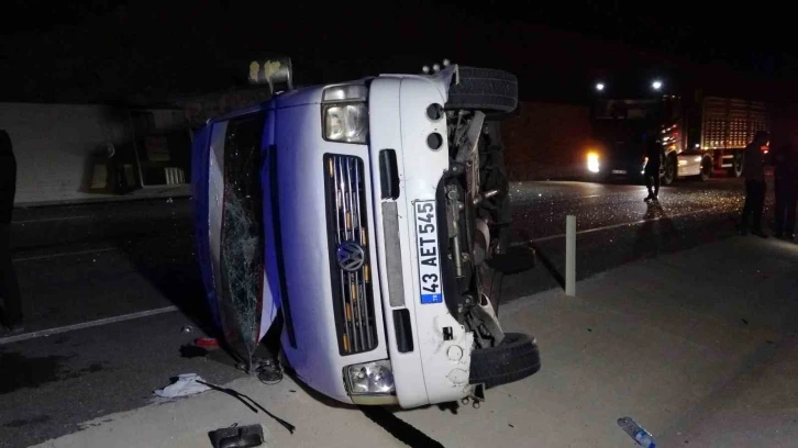 Uşak&rsquo;ta iki iş&ccedil;i servisi &ccedil;arpıştı: 28 yaralı
