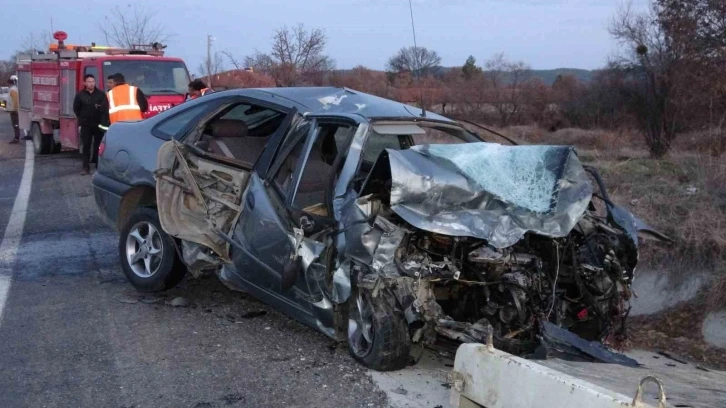 Uşak’ta iki otomobil kafa kafaya çarpıştı: 1 ölü, 2 yaralı
