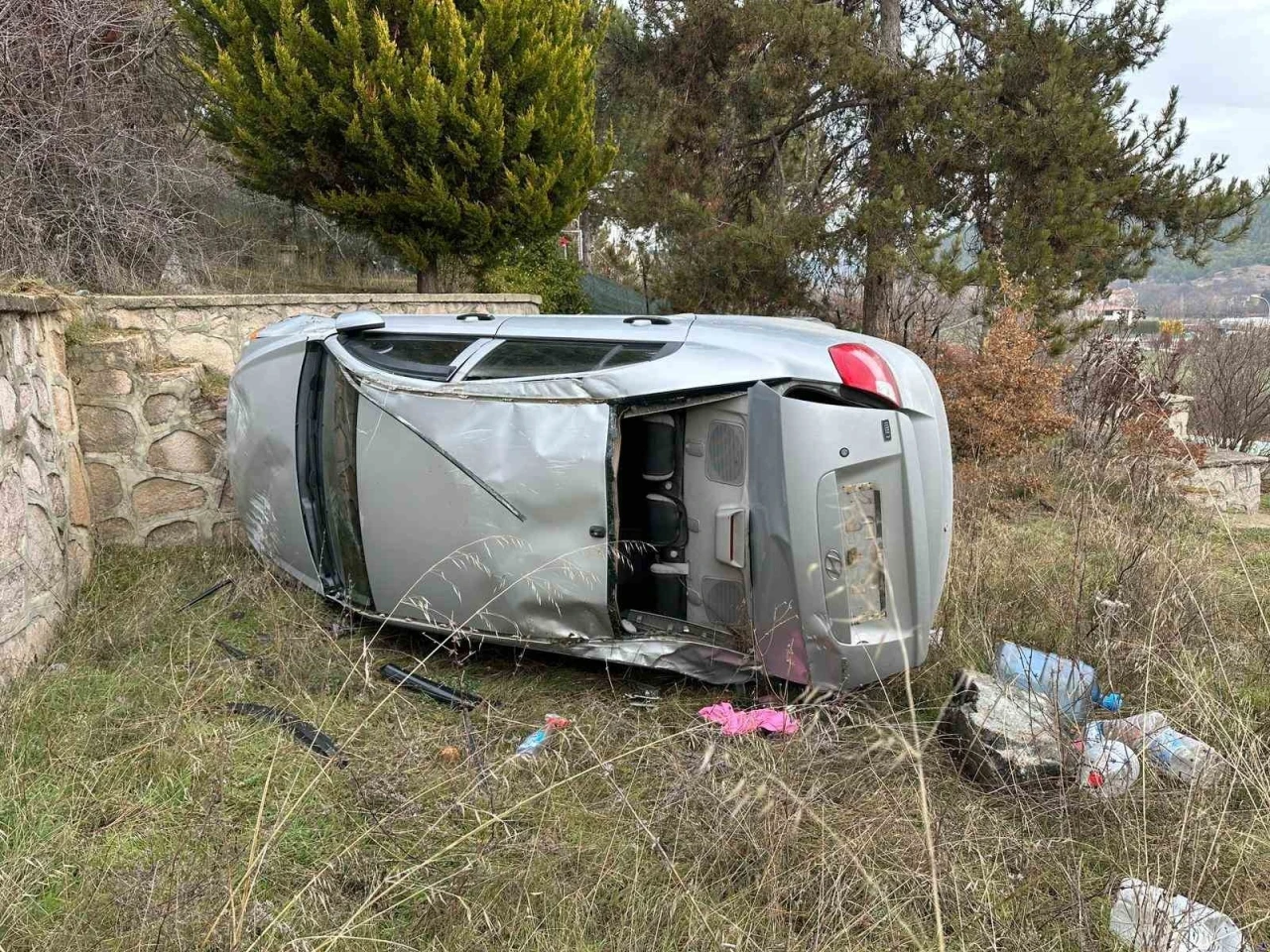 Uşak&rsquo;ta kontrolden &ccedil;ıkan otomobil bah&ccedil;eye devrildi: 1 yaralı
