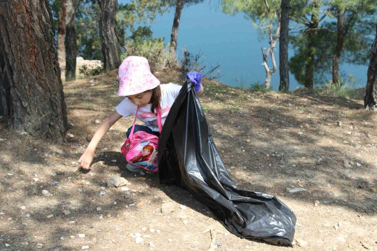 Uşak’ta minik eller gelecekleri için atık topladı