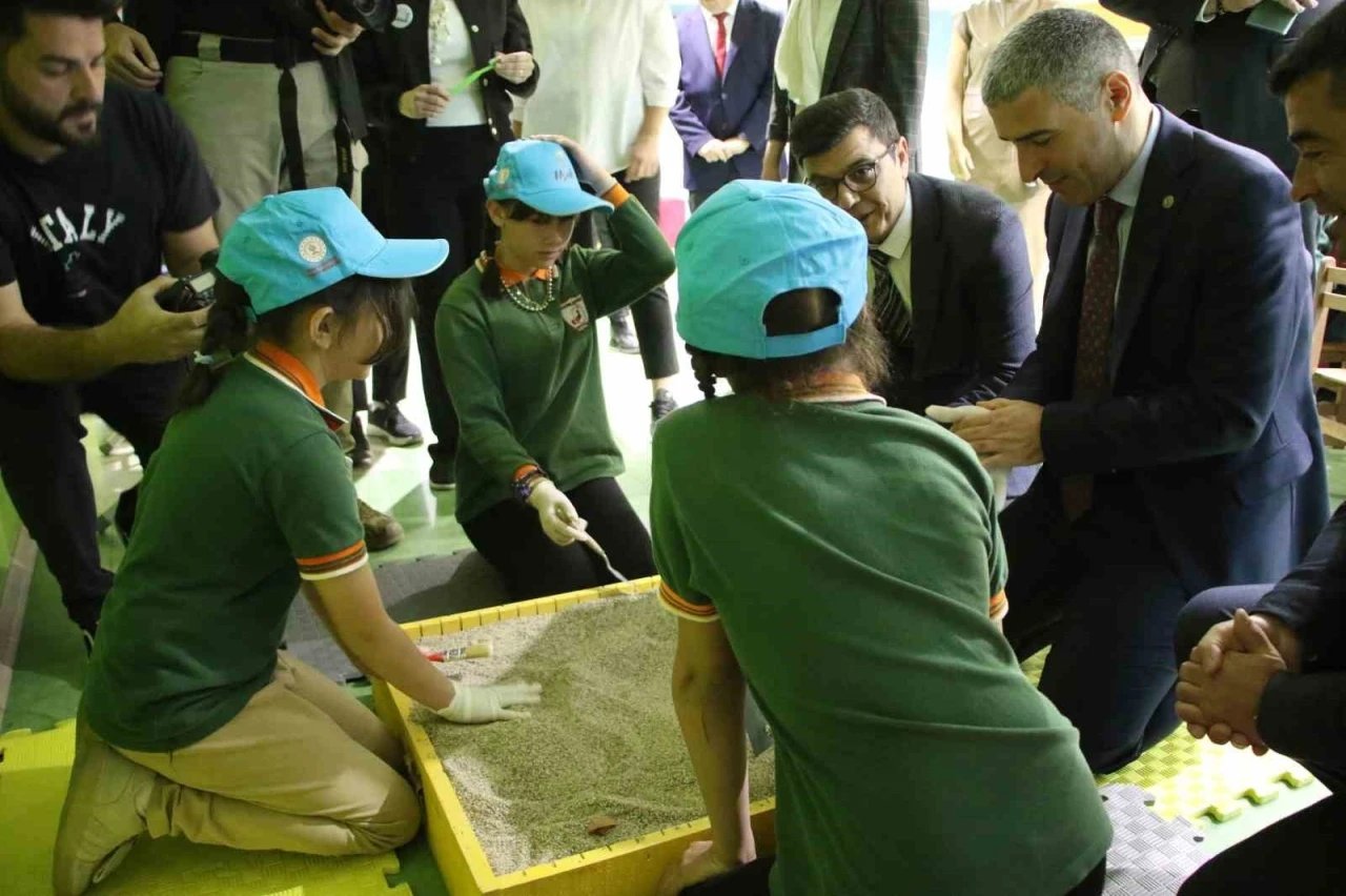 Uşak’ta öğrenciler Müzeler Haftası kapsamında kültürel değerleri yerinde gördü.
