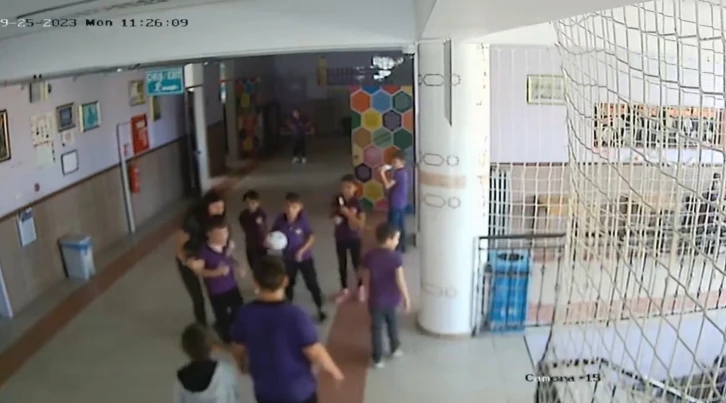 Uşak&rsquo;ta &ouml;ğrencinin boğazına ka&ccedil;an portakalı &ouml;ğretmeni &ccedil;ıkardı
