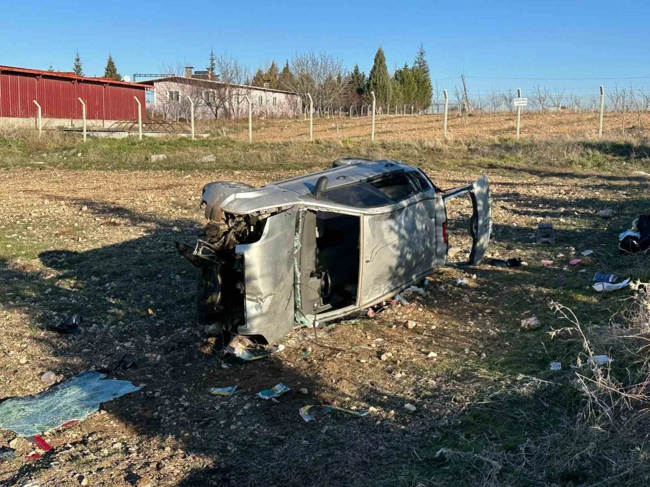 Uşak&rsquo;ta otomobil tarlaya devrildi: 1&rsquo;i bebek 5 yaralı
