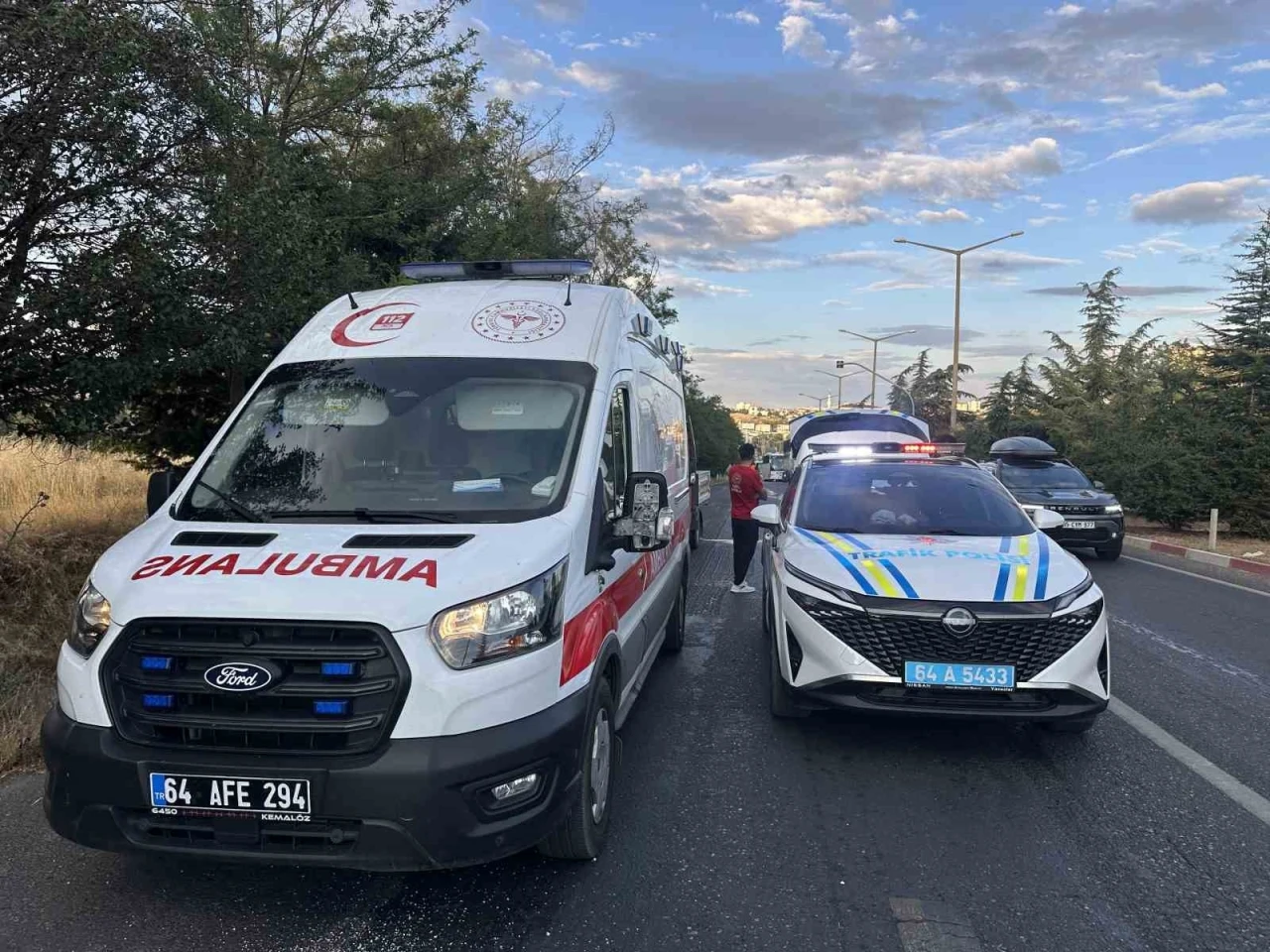 Uşak&rsquo;ta otomobil tıra arkadan &ccedil;arptı: 4 yaralı
