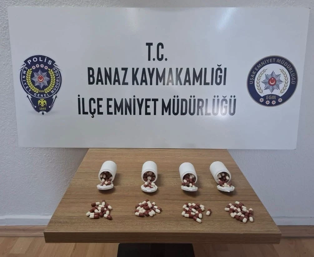 Uşak&rsquo;ta polisten ka&ccedil;an ara&ccedil;tan atılan poşette 197 adet sentetik ecza hapı ele ge&ccedil;irildi
