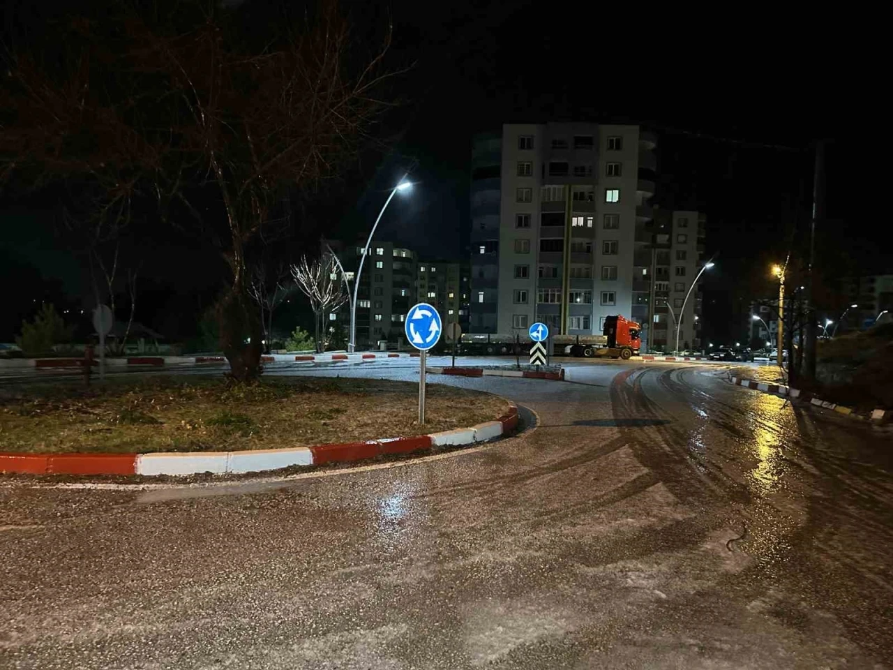 Uşak&rsquo;ta sağanak yağış sonrası dolu etkili oldu
