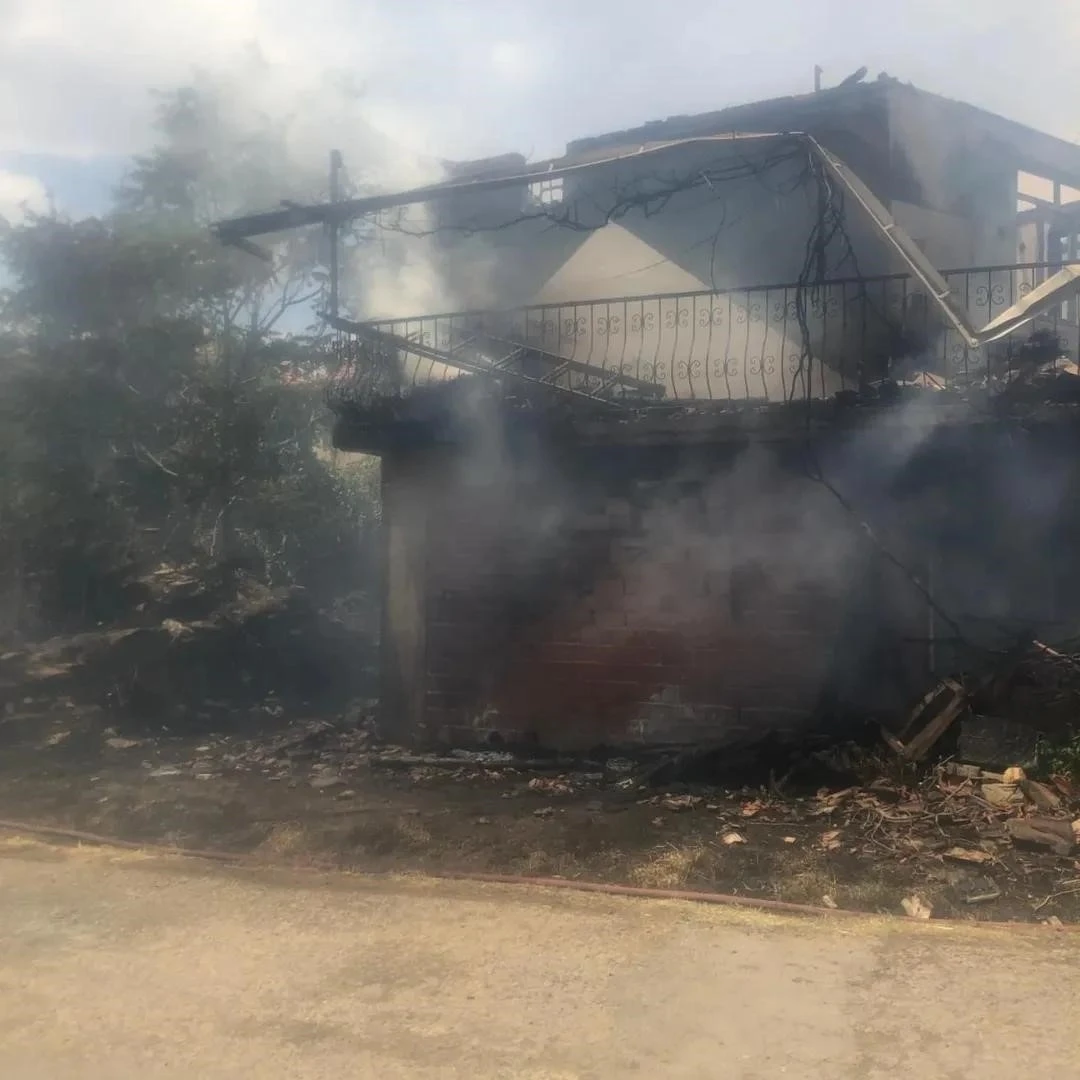 Uşak’ta yangında 3 ev zarar gördü
